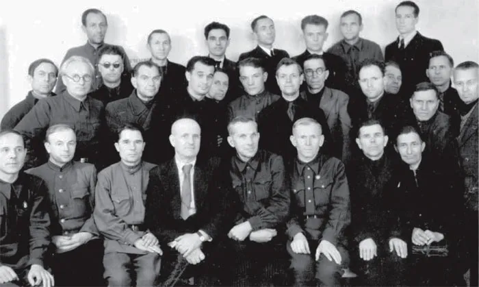 Они были первыми. В первом ряду крайний слева инженер-таксатор Л. П. УГРИНОВИЧ, 4-й — главный инженер П. Л. МАКЕЕВ, 6-й — начальник Белорусского аэрофотолесоустроительного треста В. П. ОСЯДОВСКИЙ. 1948 г. фото